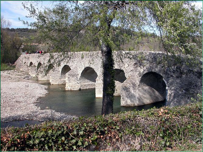 Alba pont romain sur l'Escoutay