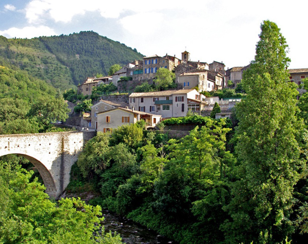 Coux pont et village