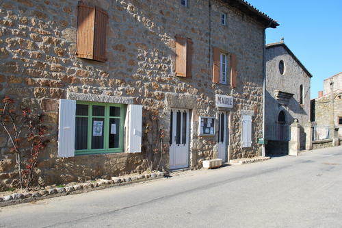 Le-Crestet, rue principale et Mairie 