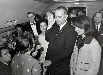 Lyndon Johnson prête serment